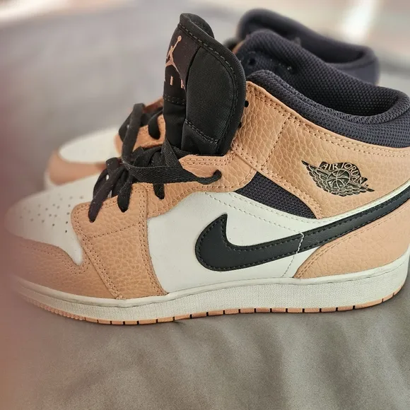 AIR JORDAN |MIDs size 7Y girls sneakers|coral, charcoal, and white 👟🧡