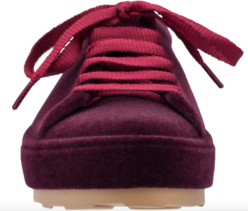 Be flocked lace-up sneaker in burgundy