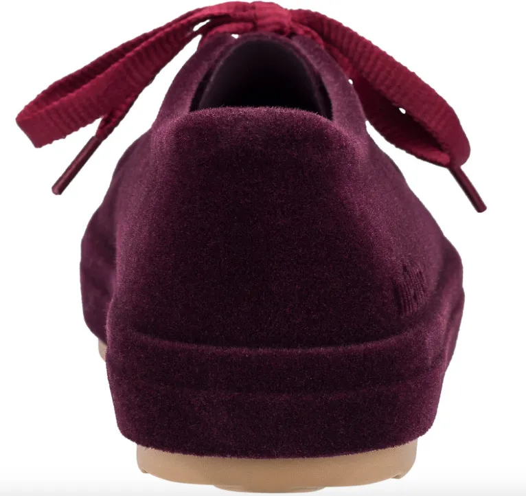 Be flocked lace-up sneaker in burgundy