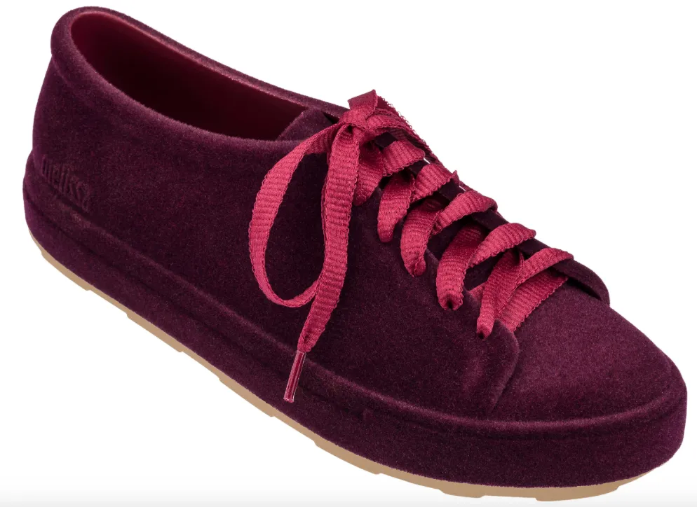 Be flocked lace-up sneaker in burgundy