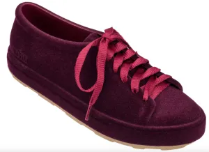 Be flocked lace-up sneaker in burgundy