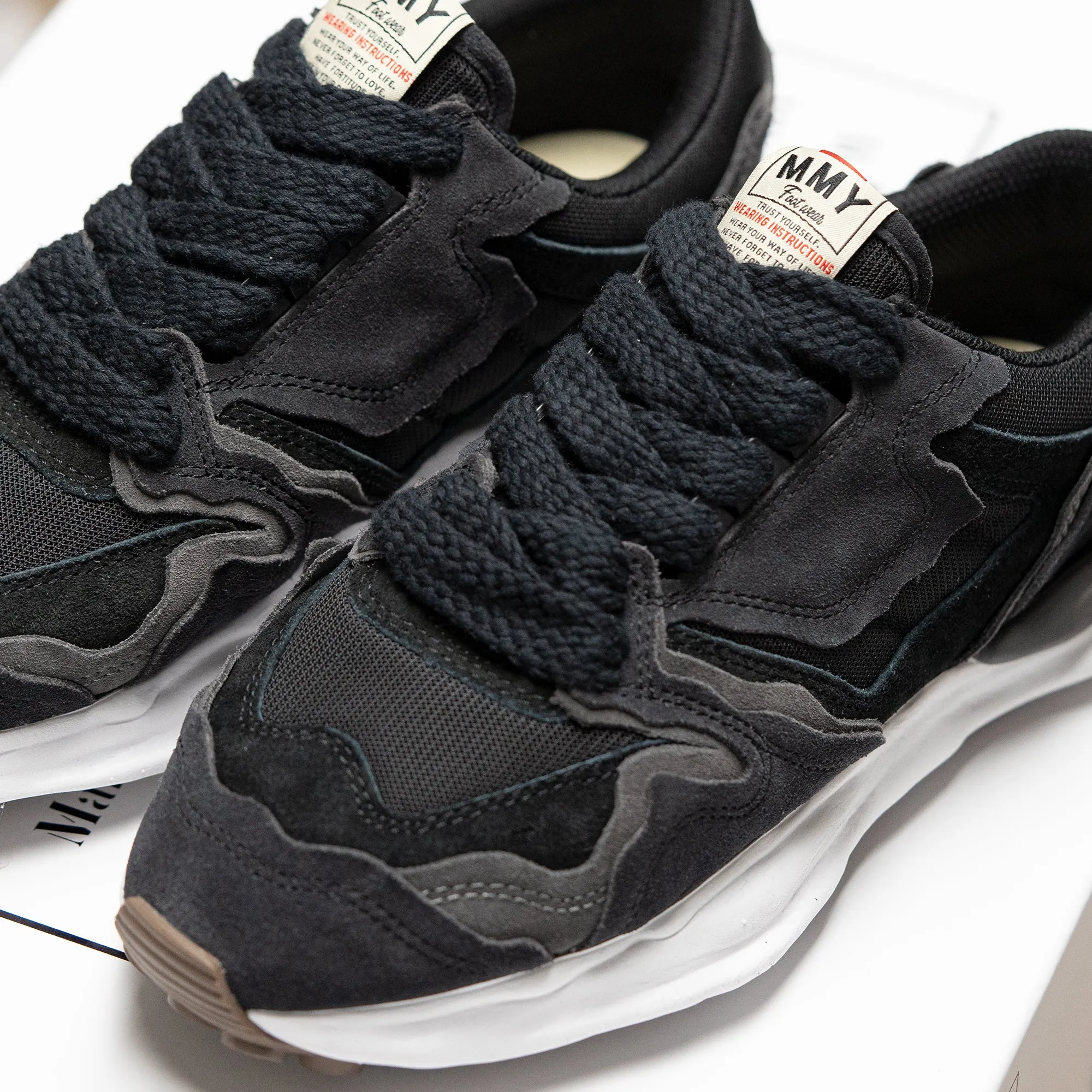 DISTRESSED SNEAKER - BLACK