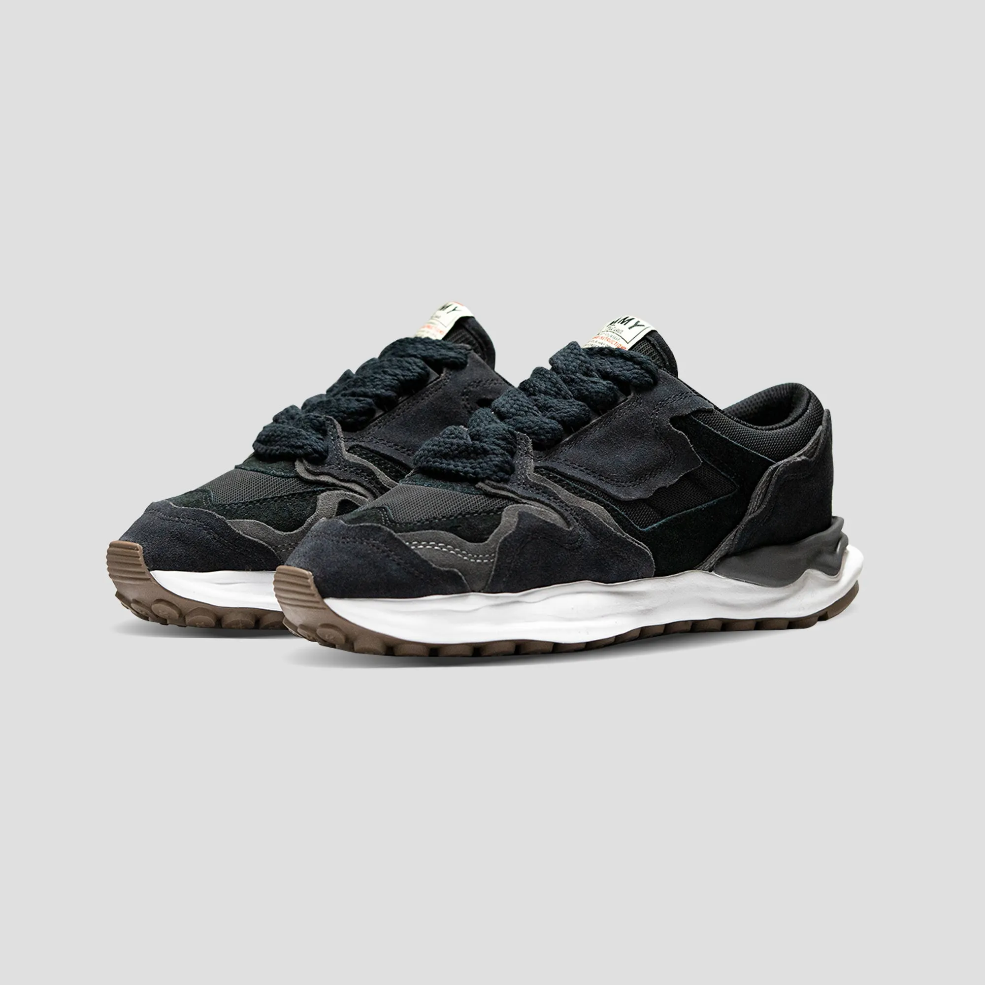 DISTRESSED SNEAKER - BLACK