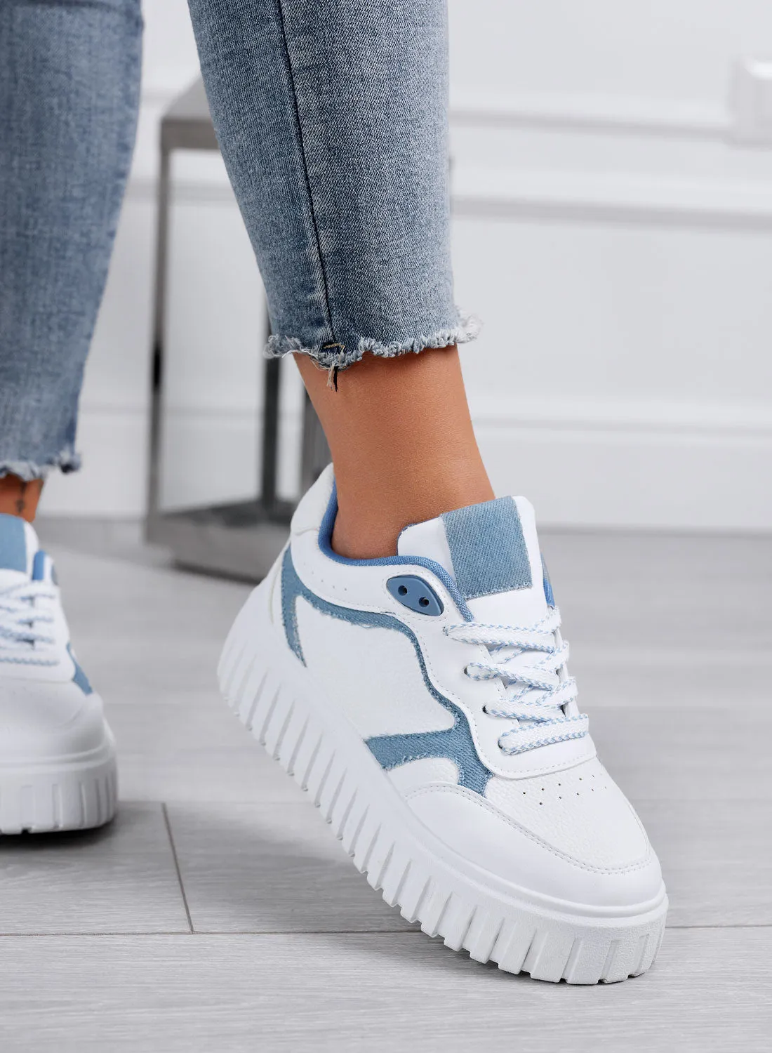 PAMELA - Sneakers bianche platform con dettagli blu jeans
