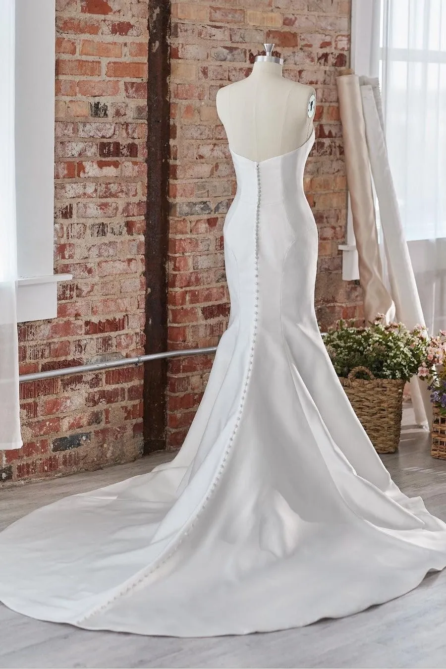 Sleek Satin Bridal Dress with Sweetheart Neckline