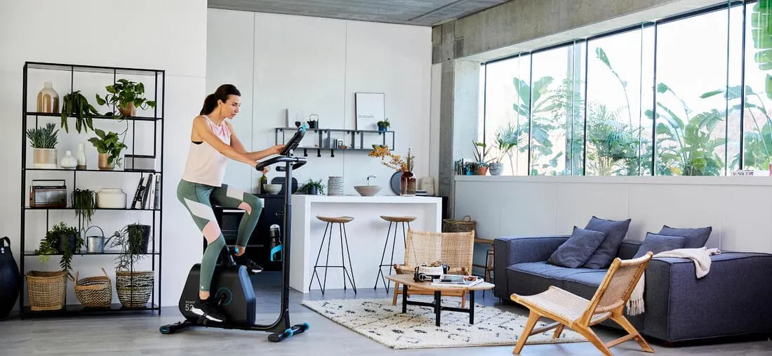 Vélo d'appartement 520 auto alimenté et connecté aux applications de coaching