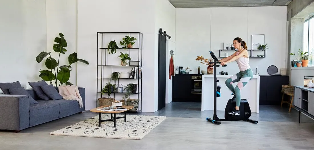 Vélo d'appartement 520 auto alimenté et connecté aux applications de coaching