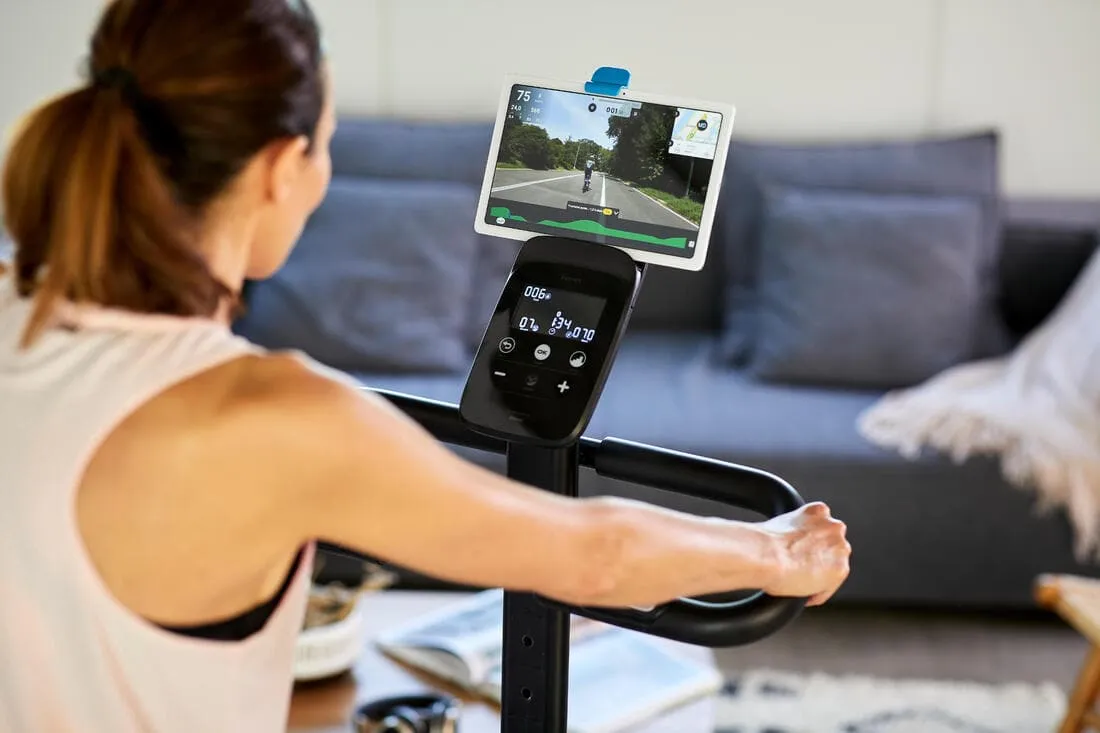 Vélo d'appartement 520 auto alimenté et connecté aux applications de coaching
