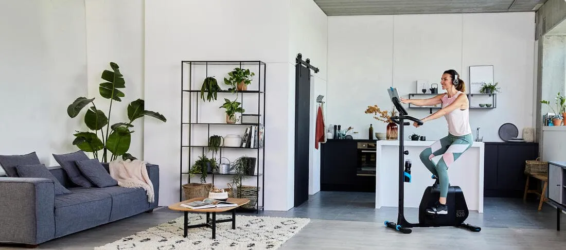 Vélo d'appartement 520 auto alimenté et connecté aux applications de coaching