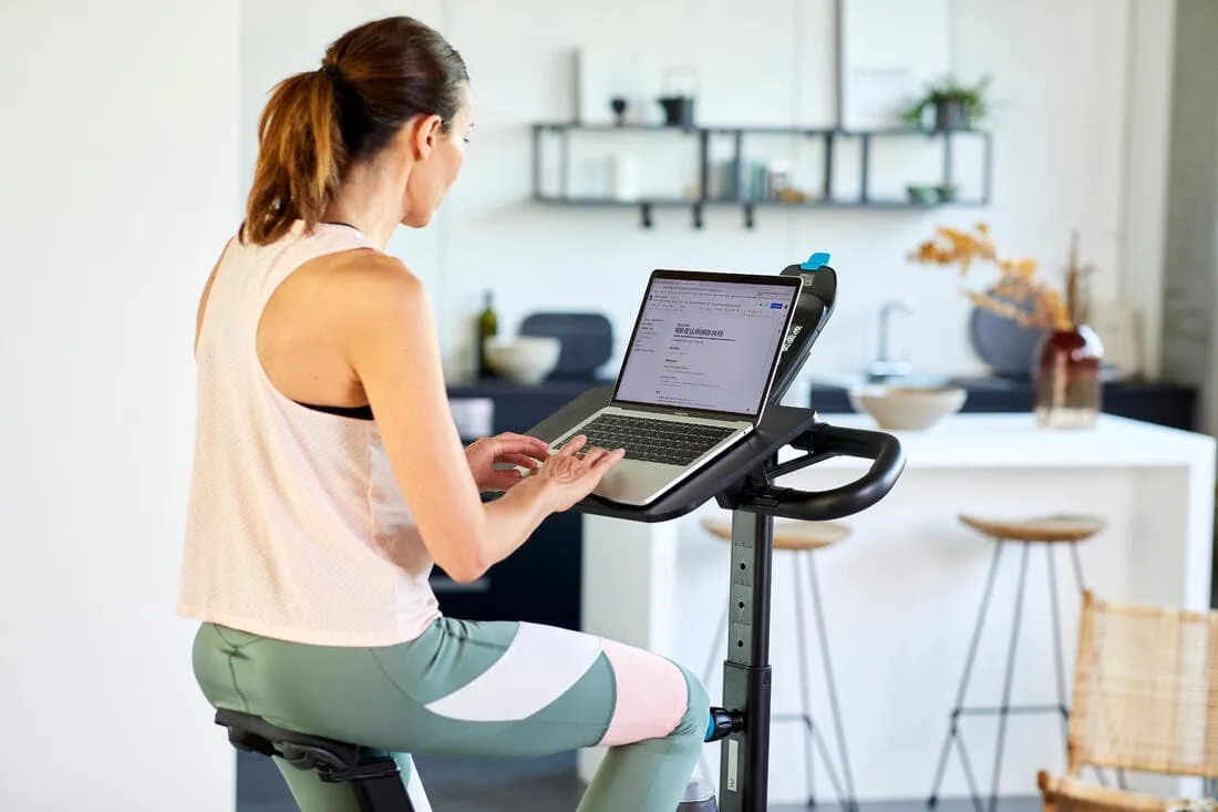 Vélo d'appartement 520 auto alimenté et connecté aux applications de coaching