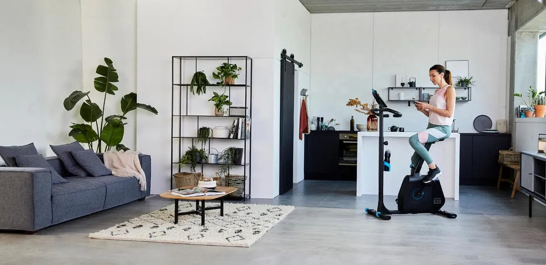Vélo d'appartement 520 auto alimenté et connecté aux applications de coaching