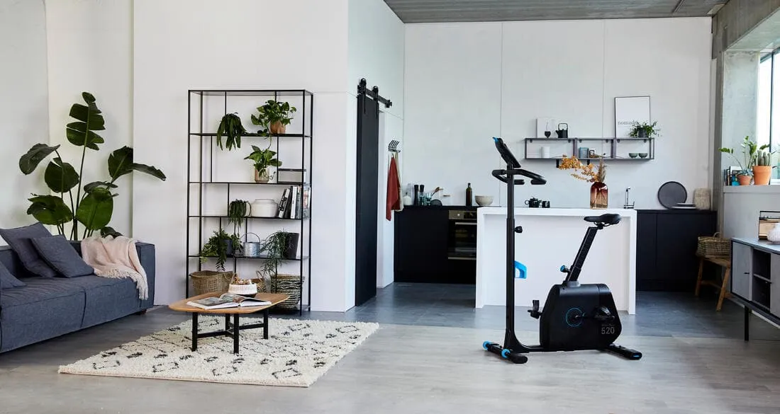 Vélo d'appartement 520 auto alimenté et connecté aux applications de coaching